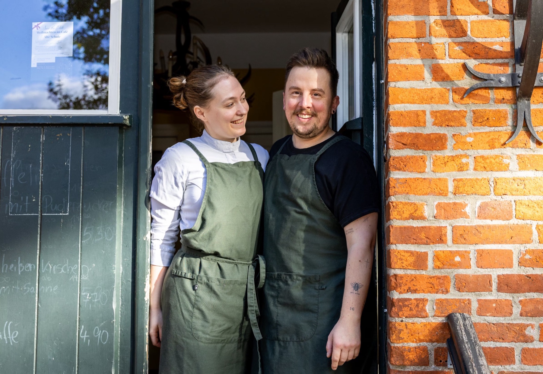 Arne Linke und Emma vor dem Café Alte Schule