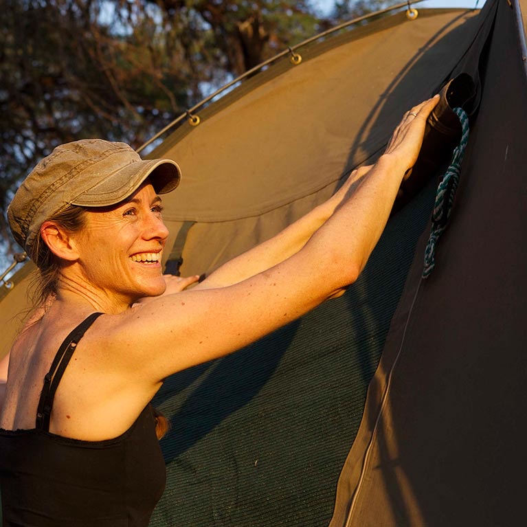 Erica von Safari Specialists an einem Safari-Zelt in Botswana